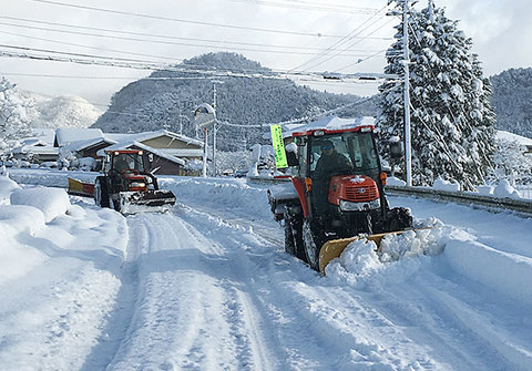 篠山市村雲地区有志４人 トラクターで雪かき奔走 お雪掻き に任せて 丹波新聞