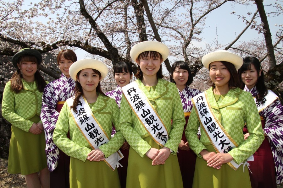 桜の下で新観光大使誕生 令和と同時に市名変更のまちpr 丹波新聞