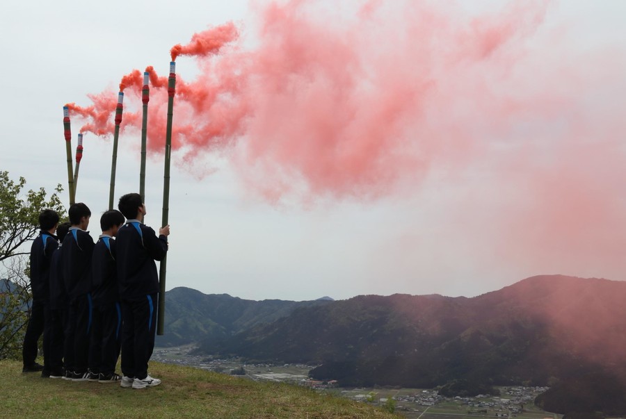 時は戦国「のろし」を上げよ 「赤鬼の居城」で赤い煙 明智光秀ゆかりの3城跡同時に - 丹波新聞