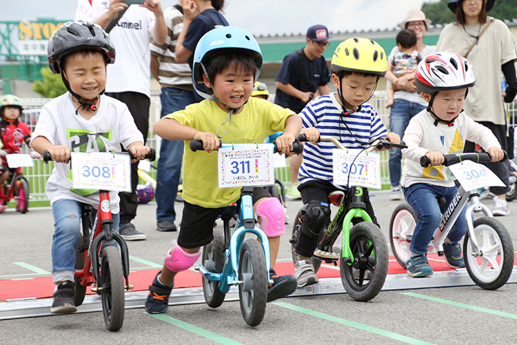ちびっこレーサー激走 ランバイク大会に50人参加 保護者も大歓声 丹波新聞