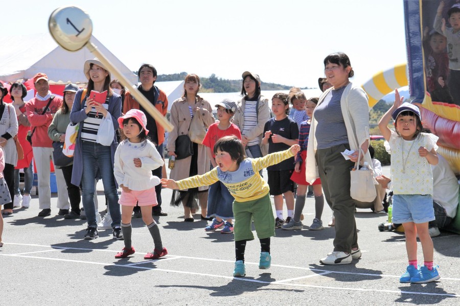 飛べ ひしゃく シャクナゲまつり で シャク投げ大会 丹波新聞