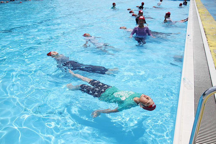 服着たまま水に コツは 浮く 夏休みの水難事故防止に授業 小学6年生が泳ぎづらさ体験 丹波新聞