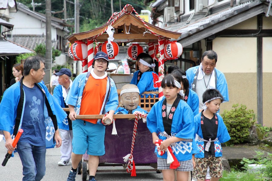 謎の首だけ人形 でこぼこさん 真相は 子どもたちかつぐみこしで異彩 丹波新聞