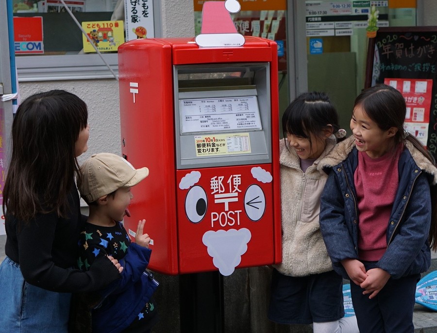 ポストも サンタ に変身 郵便局が粋な計らい 子どもたちも身近に 丹波新聞