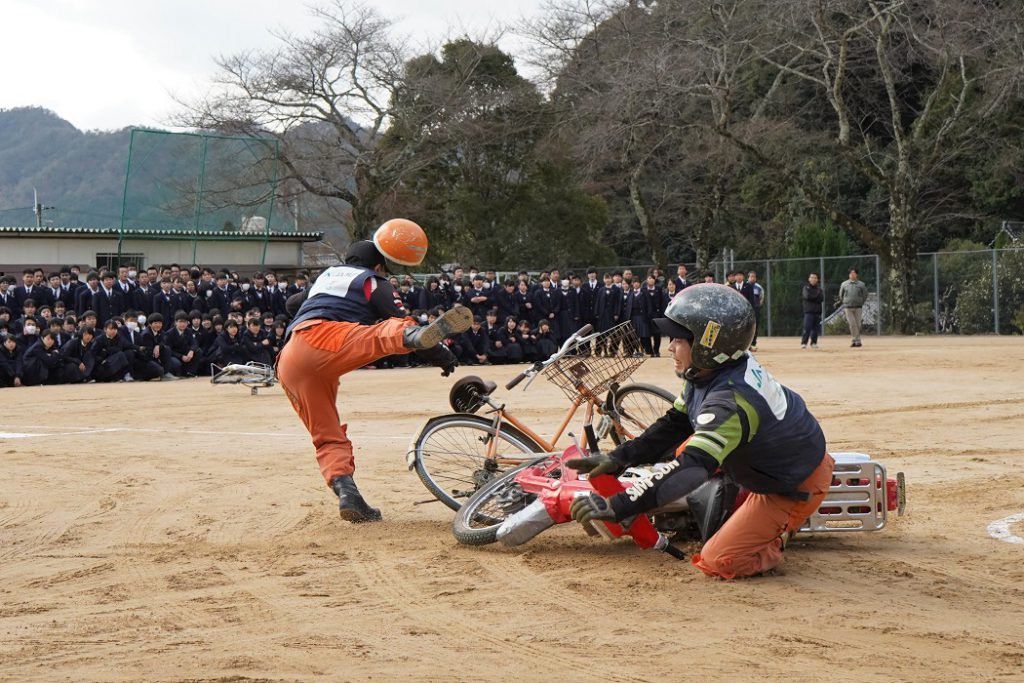 自転車 傘 事故