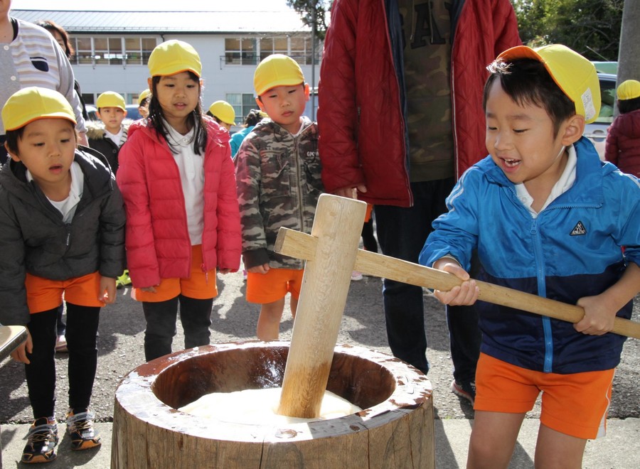 ぺったん ぺったん 園児がもちつきに挑戦 昔ながらの臼と杵使い 丹波新聞