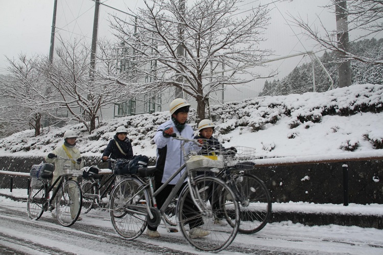 ついに 積もった豪雪地帯 ふわふわ かき氷みたい 平野部で10センチ積雪 丹波新聞