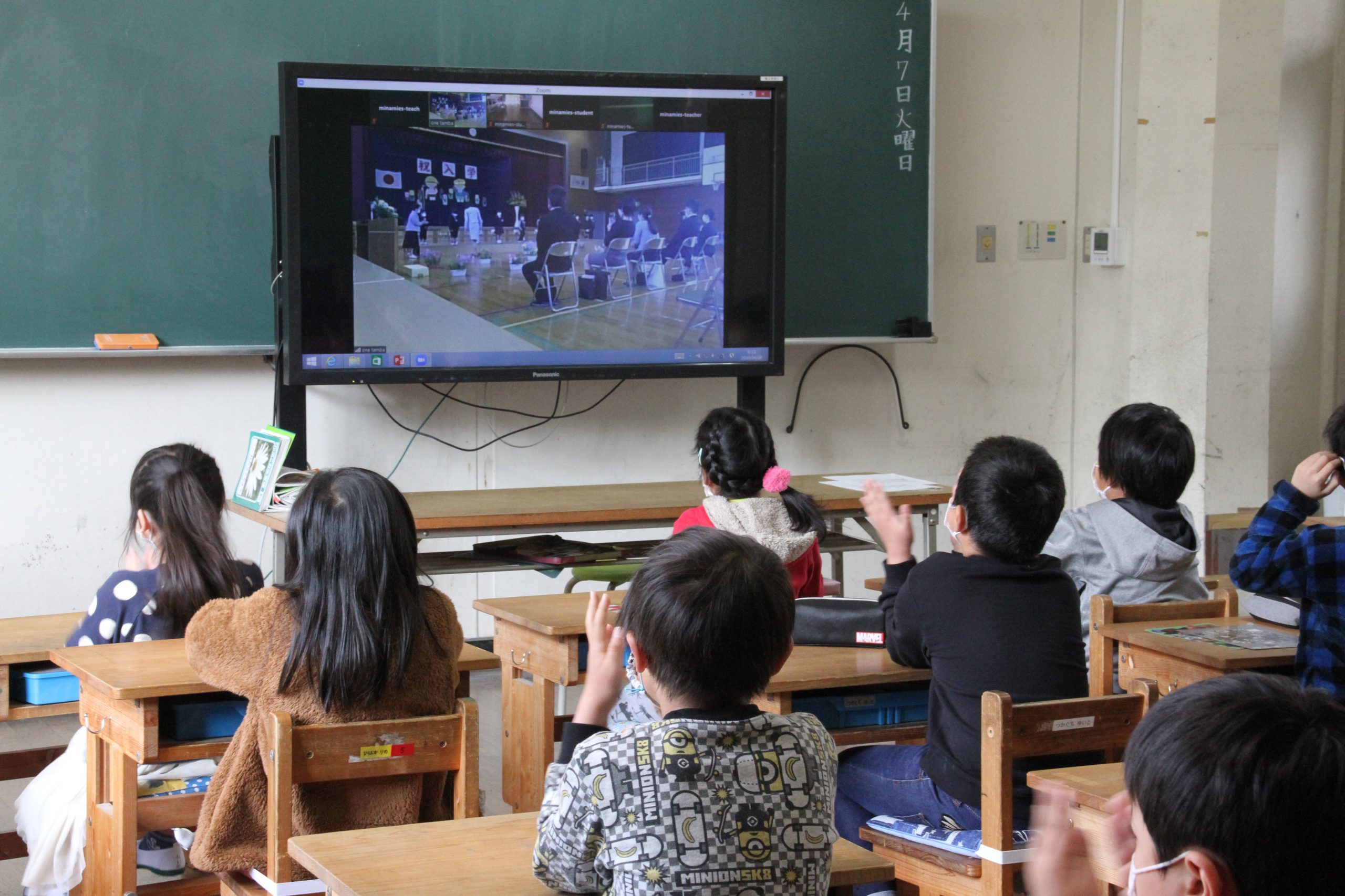 入学式をネットで生中継 新型コロナで在校生出席できず 教室で視聴 弟 がんばっとるな 丹波新聞