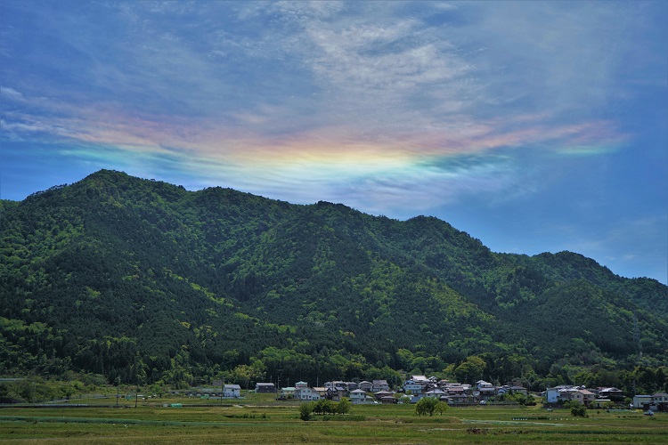 新緑と虹色の帯競演 幻想的な空間広がる 環水平アーク 観測 丹波新聞