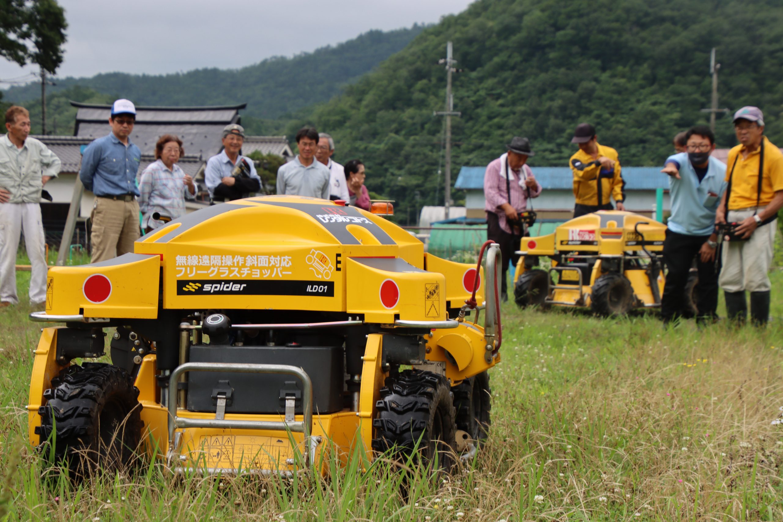 農家の重労働 草刈り ラジコン で解決できる おもしろい 楽 も 高い 丹波新聞