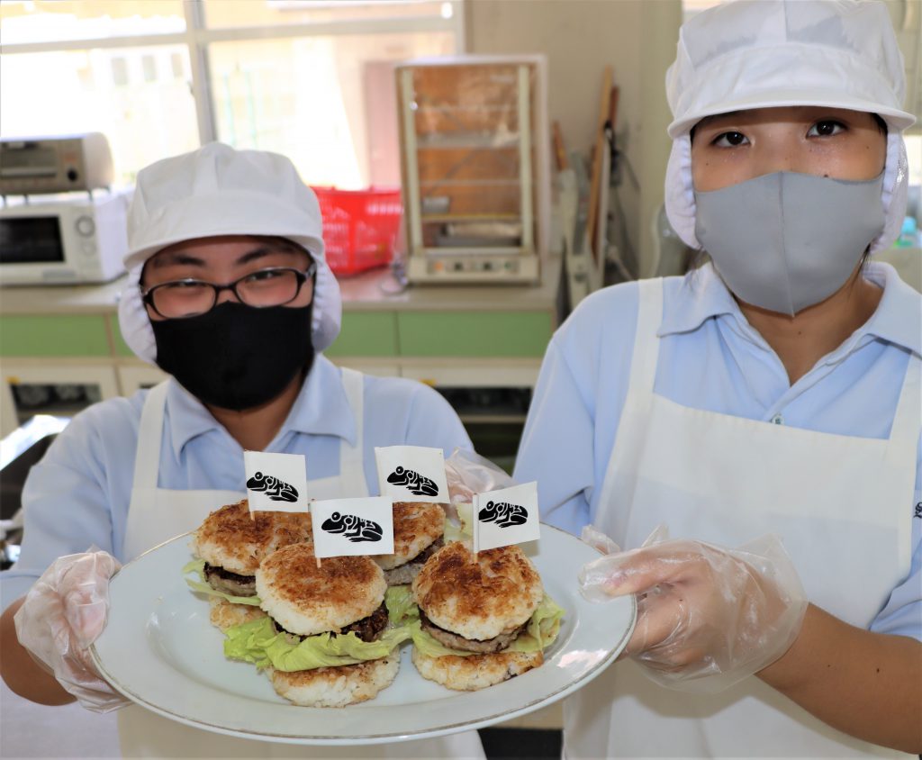 その名は ケロッとバーガー あの生き物 の肉使い 高校生開発 うまいもん甲子園 出場 丹波新聞