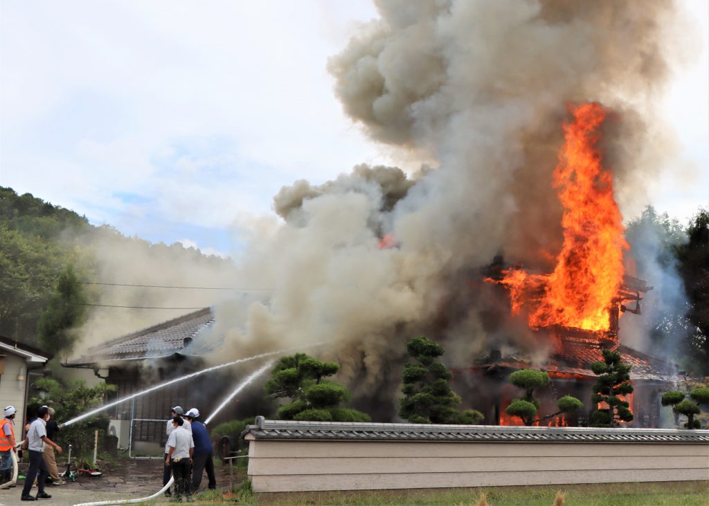 民家から炎と黒煙 木造2階建てが全焼 けが人はなしか 丹波新聞