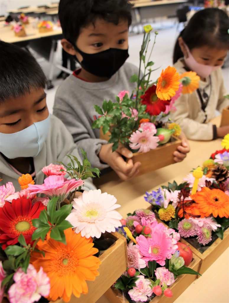 花のお弁当箱作ったよ ビタミン F で癒やしを 親子連れらフラワーアレンジメント 丹波新聞