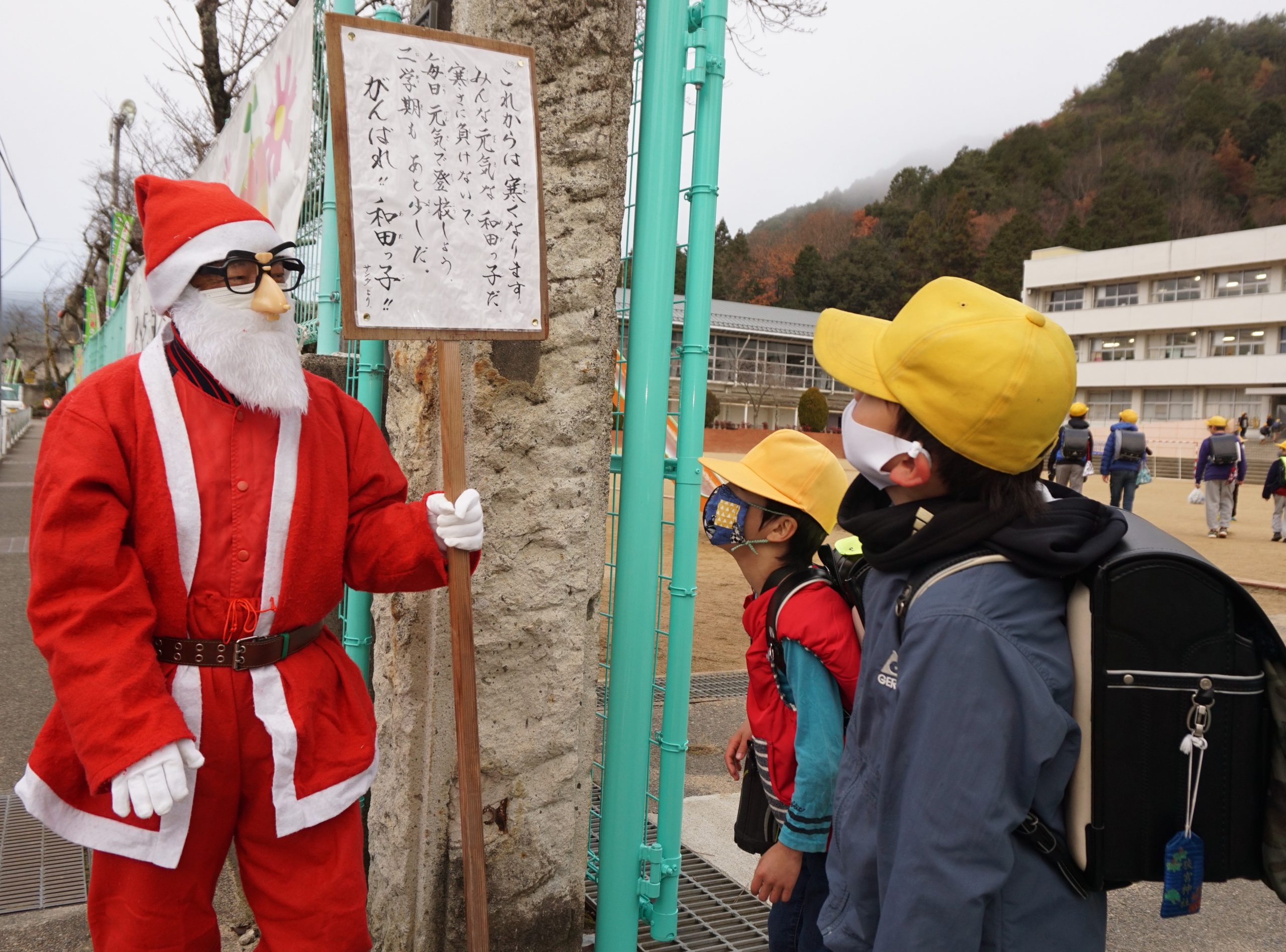 見守りサンタが おはよう 手書きのエールも 活動16年の歳 元気に成長を 丹波新聞