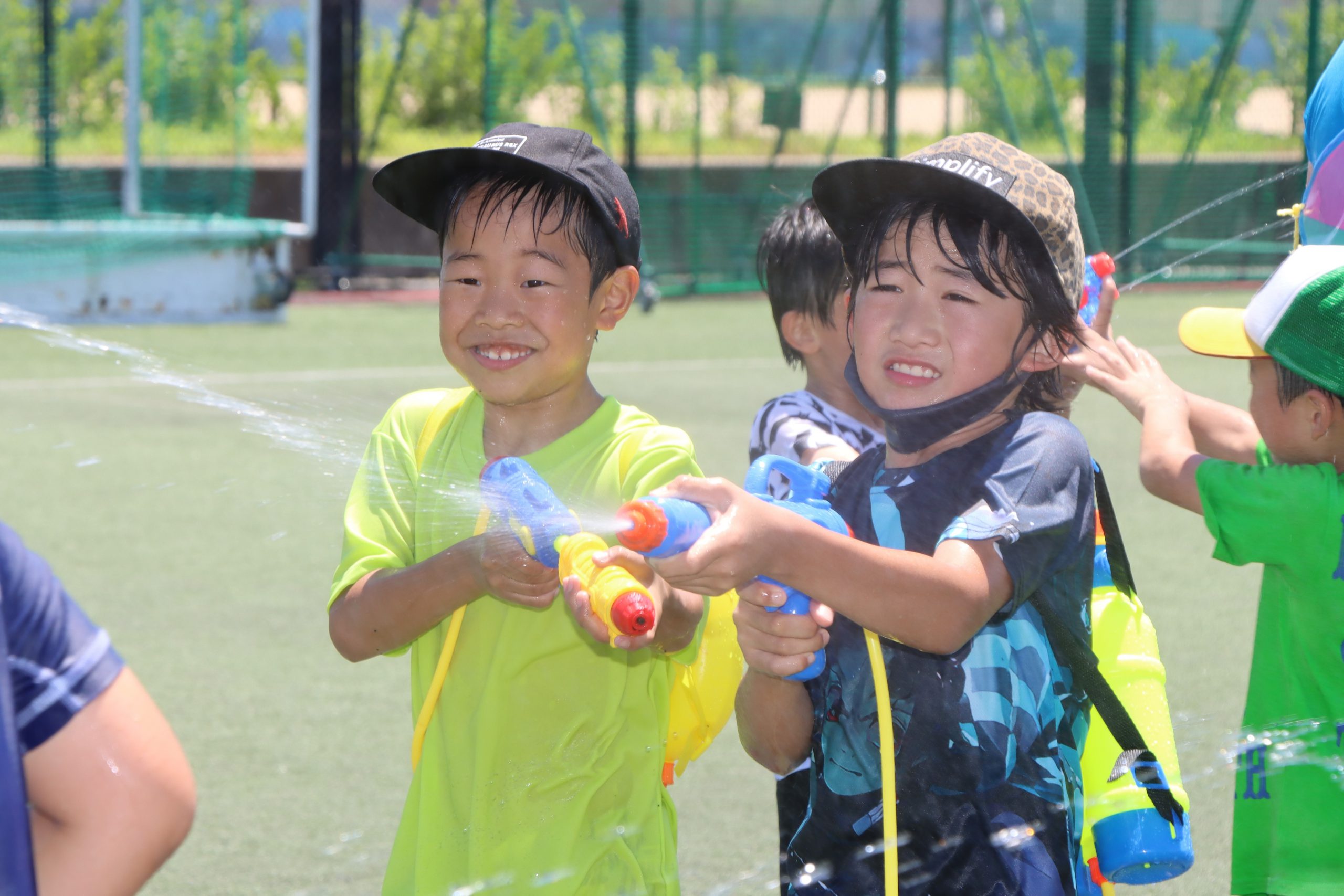 放て 子どもたちが水鉄砲で バトル びしょ濡れの熱戦 丹波新聞