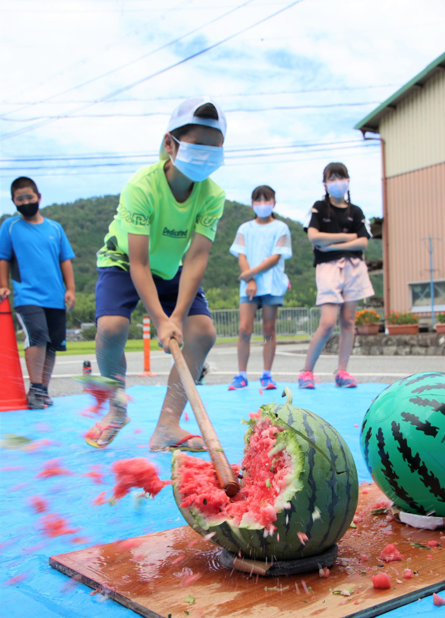 見事に命中 夏はやっぱりこれ 児童らスイカ割りに挑戦 丹波新聞