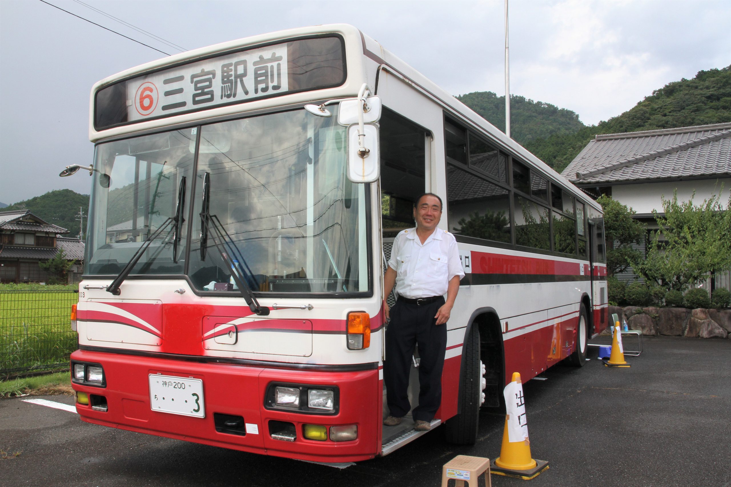 田舎にある謎のバス 行き先は 三宮駅前 白地に赤のライン 正体は 丹波新聞