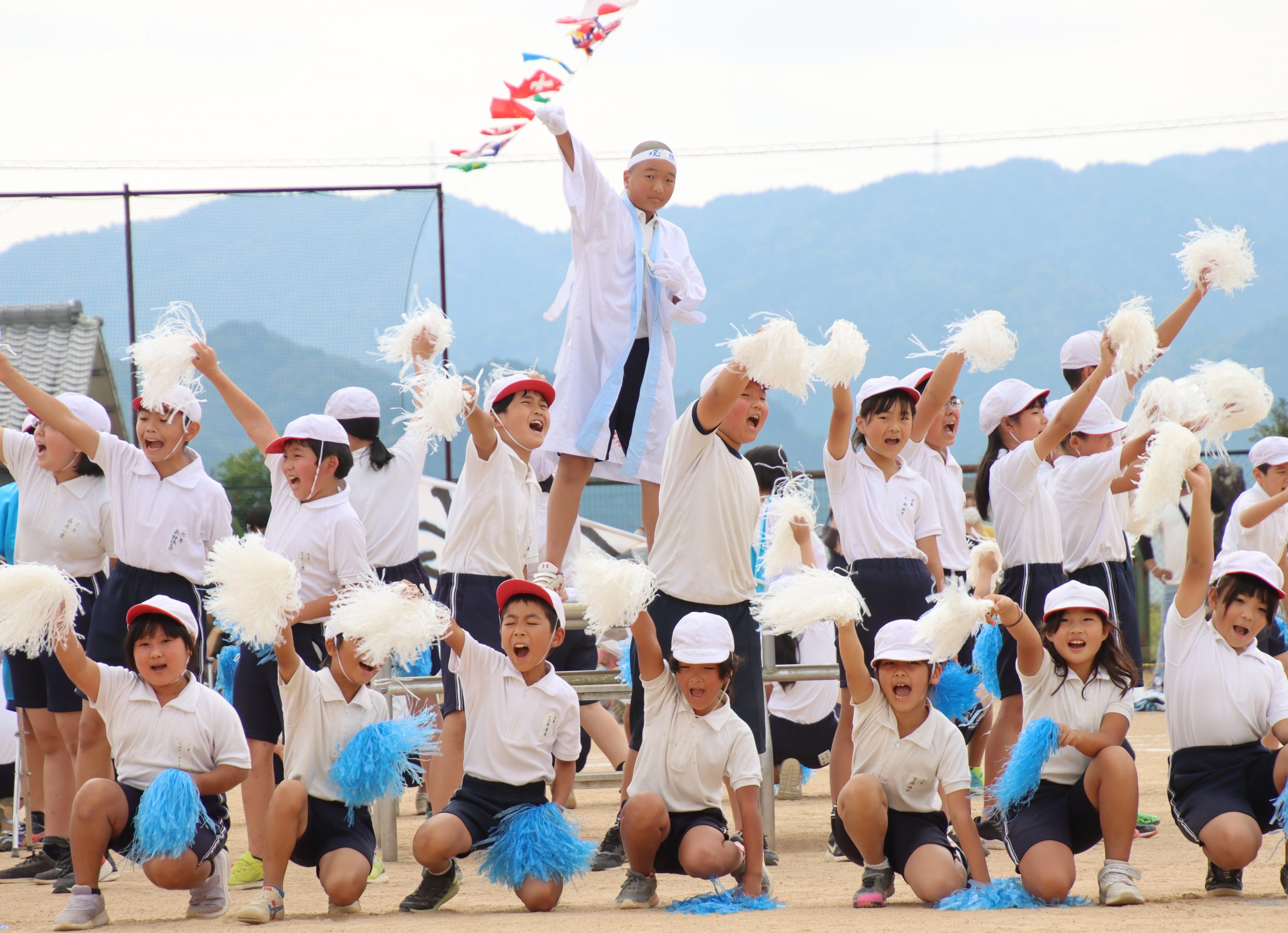 互いにエール 小学校と幼稚園で運動会 秋空の下で元気いっぱい 応援合戦も披露 丹波新聞