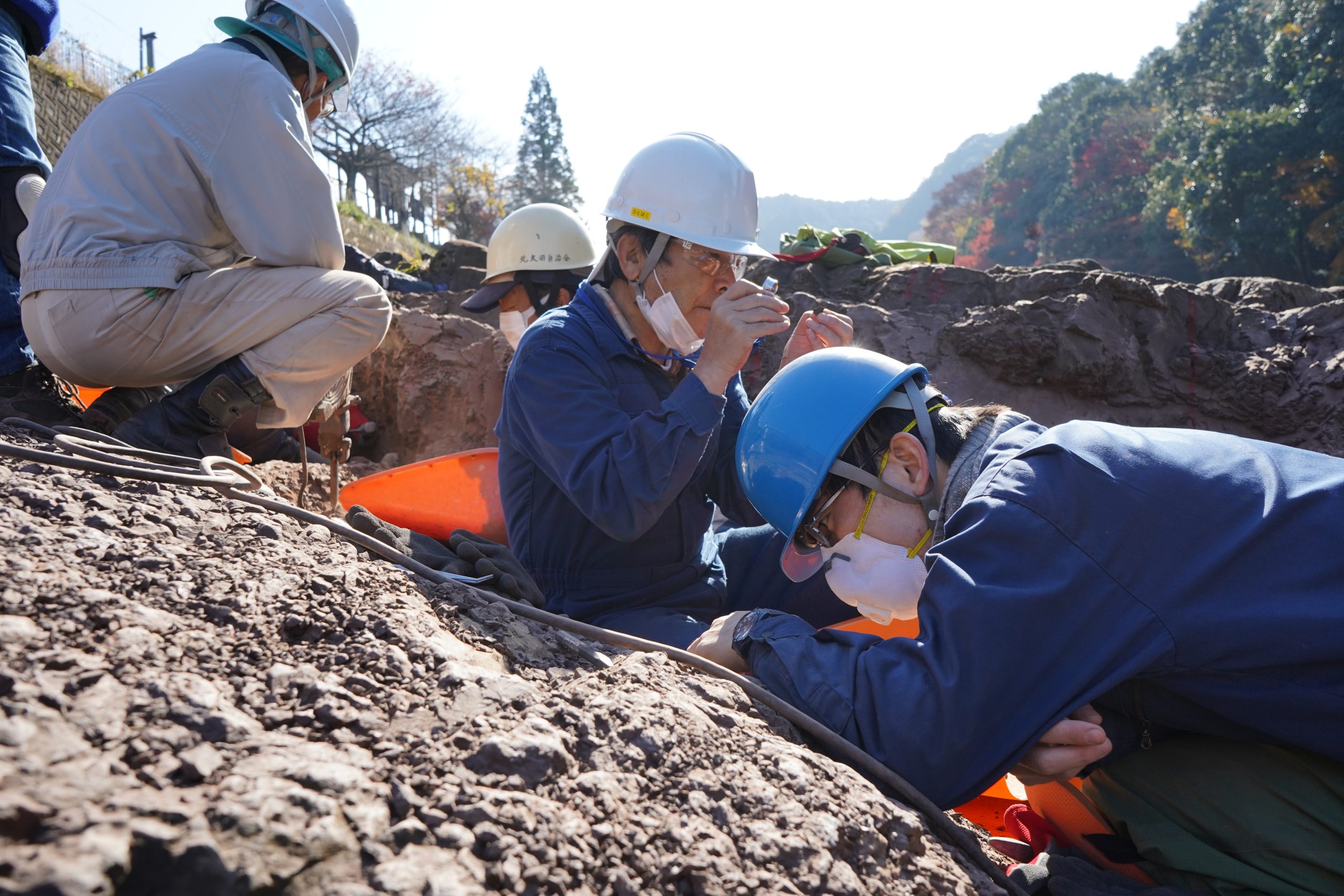 丹波竜 化石発掘現場で調査 骨片や卵のかけらを発見 この場所は宝の山 丹波新聞