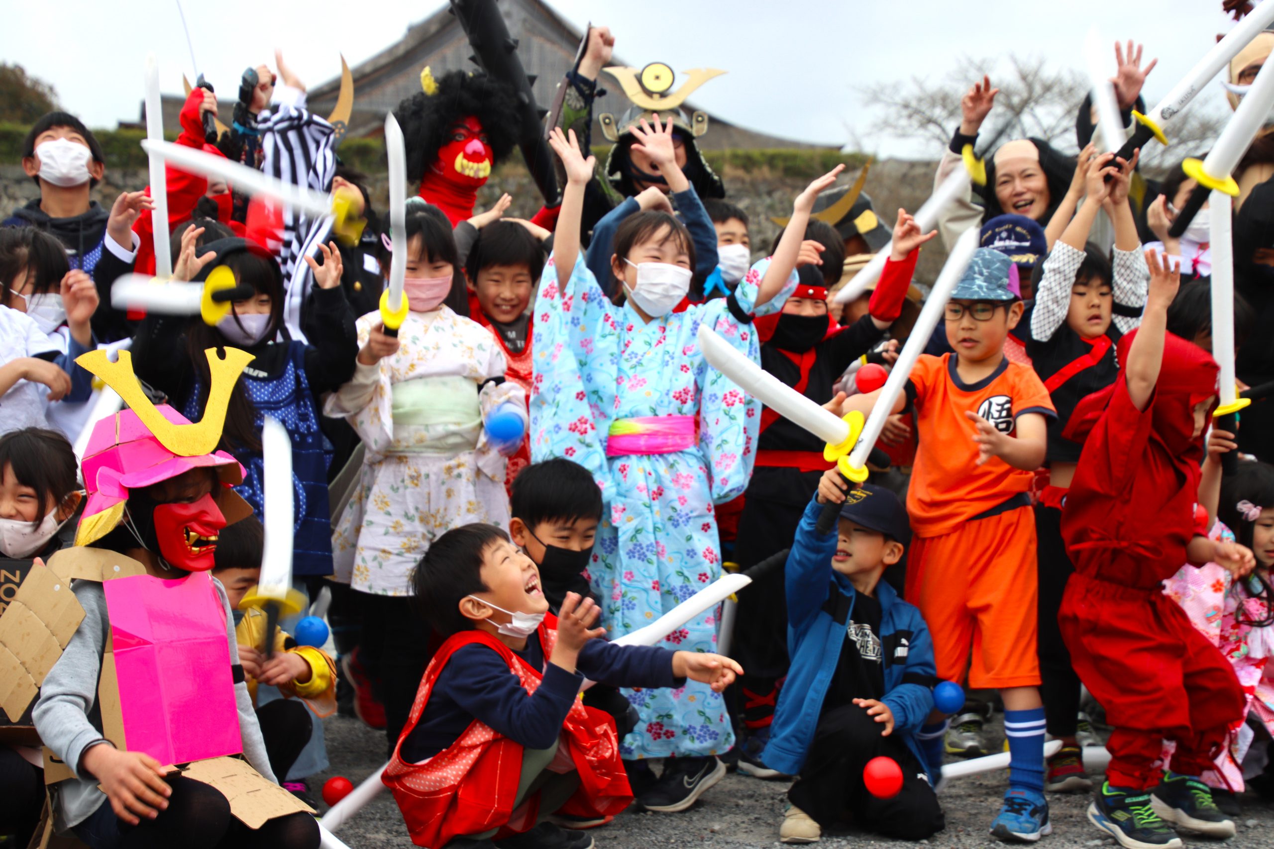 お城でえいやあっ！ コスプレ＆スポンジ刀で「合戦」 戦国ムード満喫