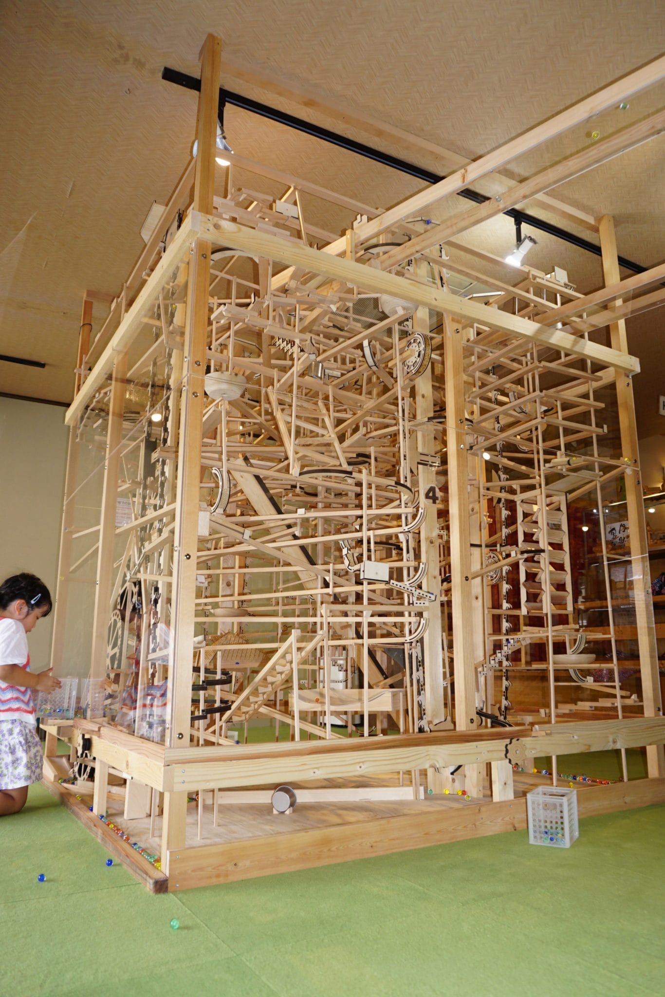ビー玉どこへ転がる!? 巨大な遊び場 木工作家が制作 - 丹波新聞