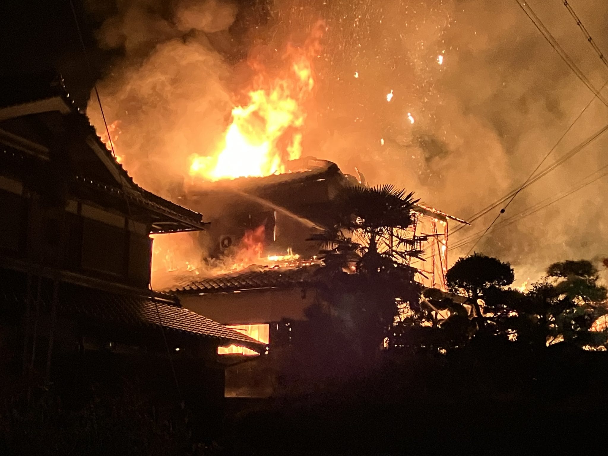 速報】駅近くの民家で火災 高齢女性1人暮らしか 消火作業続く - 丹波新聞