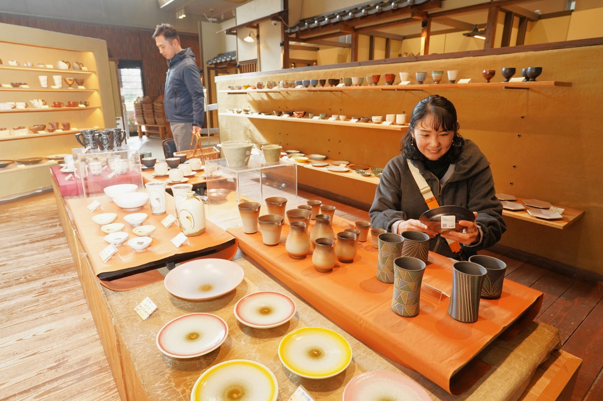 華やかな「祝いの器」 窯元チョイスの100種展示・販売 1月25日まで丹波